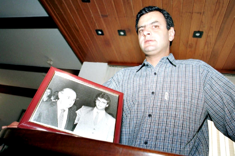 Aécio Neves mostra retrato em que aparece ao lado do avô e "professor de política" Tancredo | Juca Varella/Folhapress