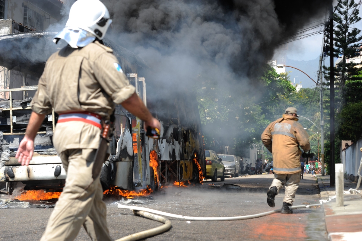 Bombeiros combatem fogo em ônibus que foi incendiado durante a reintegração de posse no Rio | Agência Brasil/Tomaz Silva