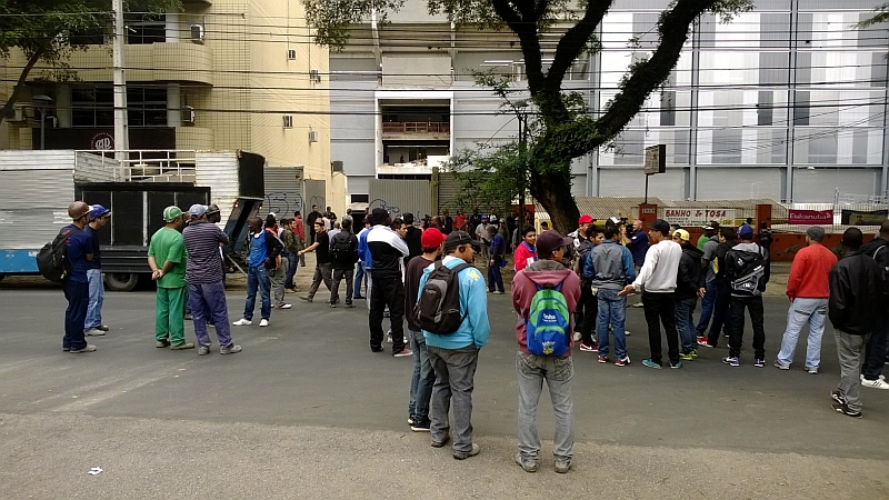 Operários da Arena Baixada fazem manifestação pelo pagamento de salários | Aniele Nascimento / Agência de Notícias Gazeta do Povo