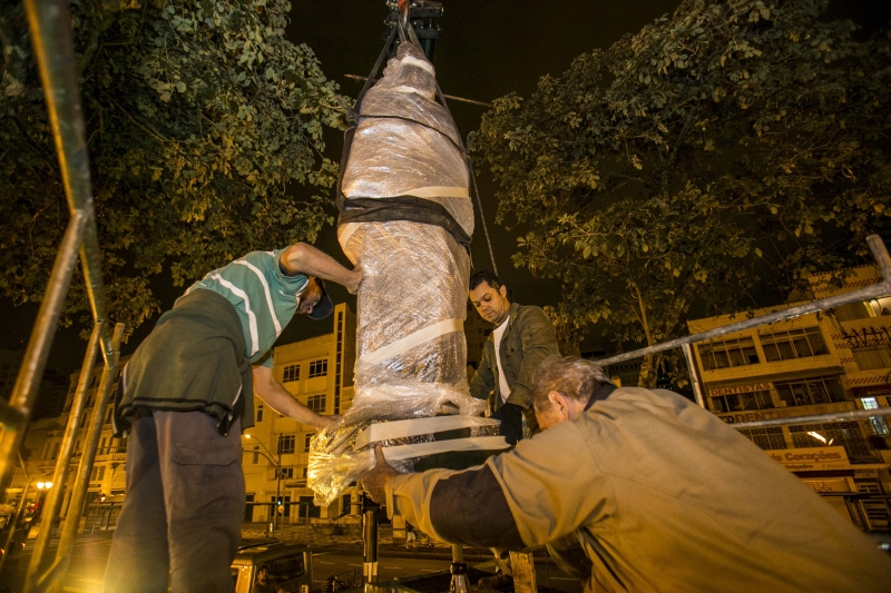 Funcionários da prefeitura recolocaram a estátua na Praça Tiradentes na noite de ontem | Marcelo Andrade/ Gazeta do Povo