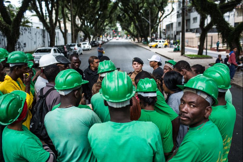 Trabalhadores da Arena da Baixada fizeram manifestação nesta quarta-feira | Brunno Covello / Gazeta do Povo