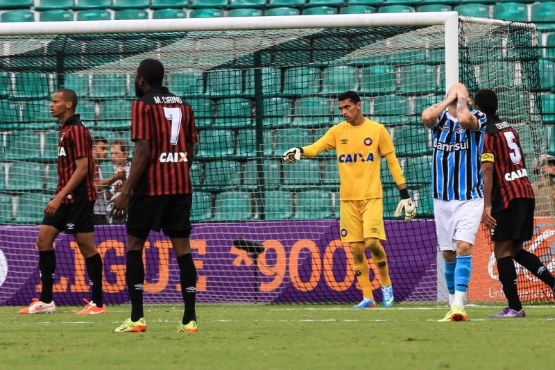 Enquanto Barcos lamenta chance perdida, o goleiro Santos orienta a defesa atleticana em sua estreia como titular em Brasileiros | Emanuel Galafassi / Arena Estadão