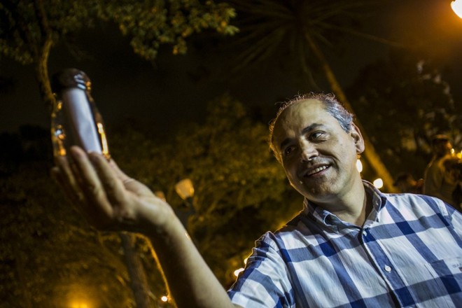 Fruet segura nova cápsula do tempo que será colocada embaixo da estátua | 