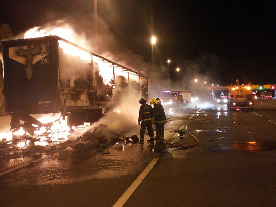 A Polícia Rodoviária Federal (PRF) informa que aparentemente a causa do fogo foi um problema mecânico | Divulgação/Rômulo Costa/PRF