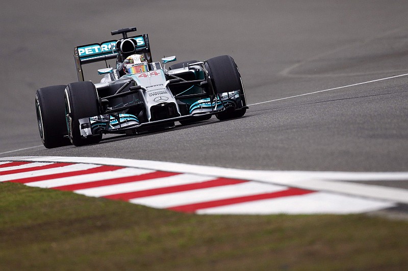 Lewis Hamilton fez o melhor tempo da sexta-feira em Xangai | Carlos Barria / Reuters