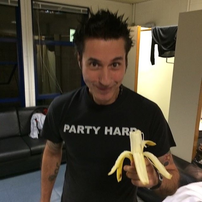 Cantor Dinho Ouro Preto tira foto com banana em protesto a atos racistas contra jogador Daniel Alves |