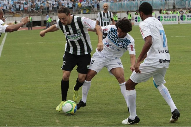 Disputa pela bola entre Max, do Maringá, e Arthur, do Londrina | 