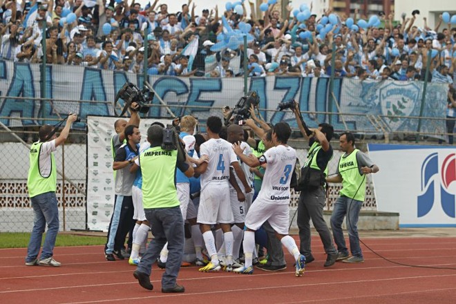 Jogadores do Londrina comemoram gol de Maicon Silva junto com a torcida | 