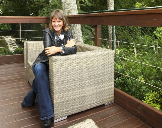 Ireni Ferreira aproveita o deck em frente ao escritório para momentos de interação com a natureza | 