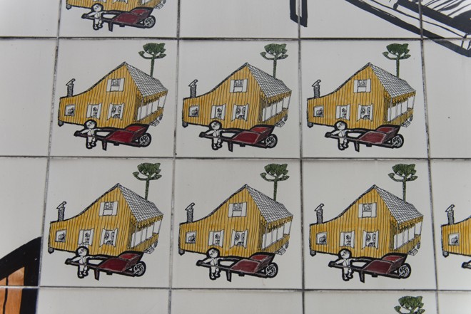 Painel de azulejos na Travessa Nestor de Castro |