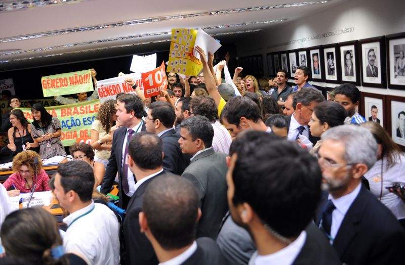 Sessão teve protestos contrários e favoráveis à promoção da igualdade como dever da escola | Lúcio Bernardo Jr./Ag.Câmara