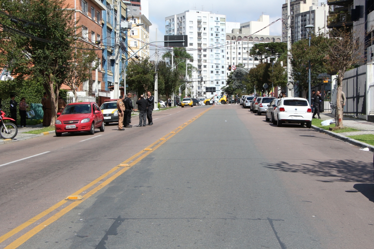 Policial e a mulher assassinada estavam no Celta vermelho (à esq.). Ela foi arrastada por ele até o outro lado da rua, onde foi executada com quatro tiros | Átila Alberti/Tribuna do Paraná