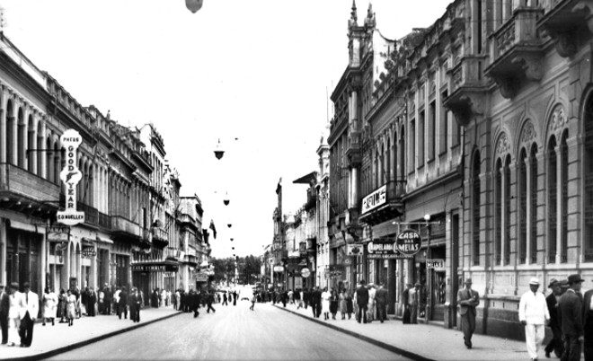 Rua XV de Novembro, o Senadinho, em vista feita da Rua Monsenhor Celso para a Rua Marechal Floriano, na década de 1940 | 