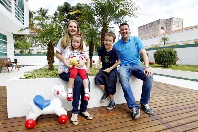Angela e Mauricio na foto com os filhos Vinicius e Catharina: autismo é batalha diária | Antônio More/ Gazeta do Povo