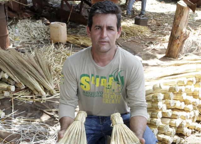 Ari Pastres faz do cultivo à amarração e conta que aprende copiando | Ivan Amorin/gazeta Do Povo
