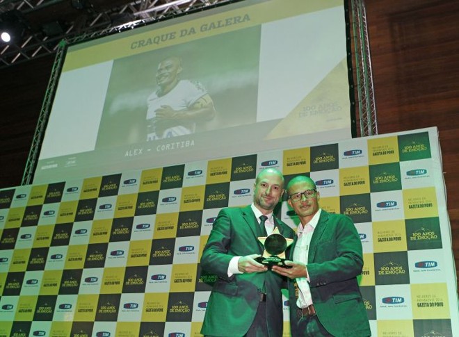 Alex e o representante da TIM, Cleber Rodrigo Affani. Jogador do Coxa é o Craque da Galera e também faz parte da seleção do campeonato | 
