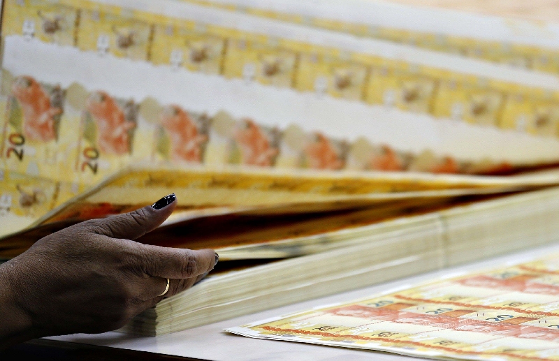 Especialistas recomendam não mexer em dinheiro já aplicado na poupança, mas distribuir novas economias em outros investimentos | Sergio Moraes/Reuters