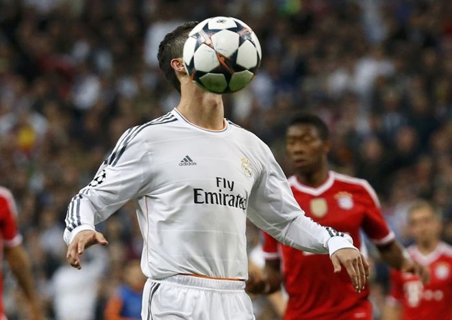Cristiano Ronaldo domina a bola na partida entre Real Madrid e Bayern de Munique |