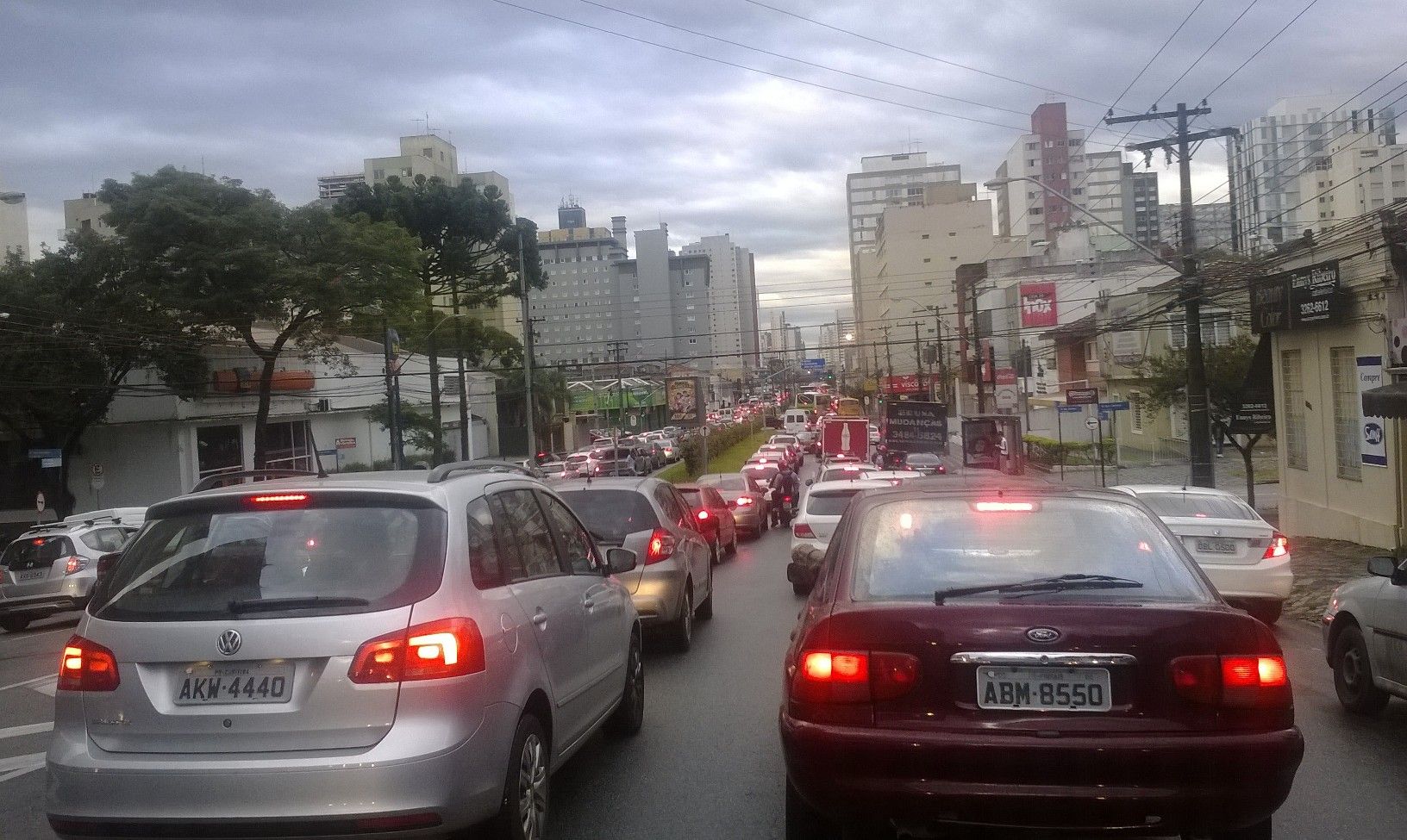 Trânsito na Avenida Visconde de Guarapuava no início da manhã desta quarta | Aniele Nascimento/Agência de Notícias Gazeta do Povo
