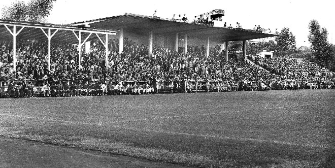 O Estádio Joaquim Américo, na Baixada, com sua torcida tradicional, sem alambrado e com assistentes acomodados dentro do próprio campo. Era outro tempo e outra cultura |