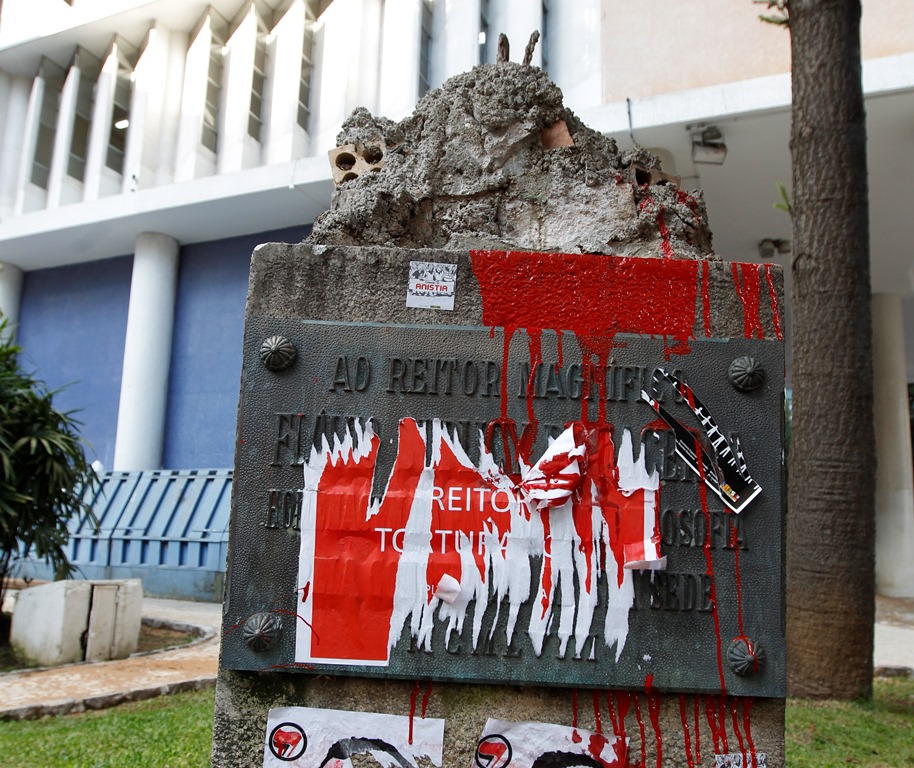 Pedestal em que estava o busto de Flávio Suplicy de Lacerda, na Reitoria da UFPR, também foi depredado. | Daniel Castellano / Gazeta do Povo