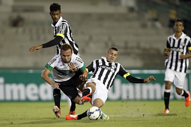 Zé Love tenta passar pelos defensores santistas | 