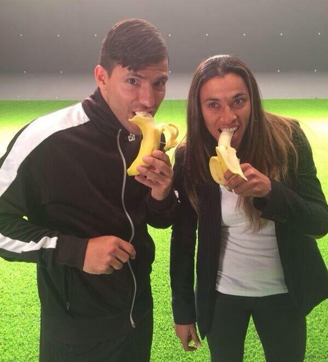 Durante gravação de comercial, Martha e o argentino Aguero postaram foto com a banana |