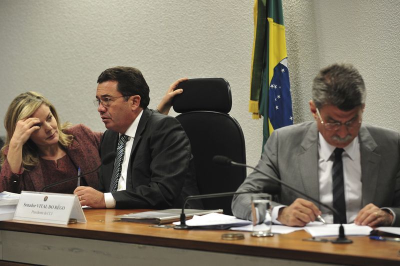 Parecer do senador Romero Jucá (à direita) foi aprovado para uma CPI da Petrobras ampla. Na imagem, Gleisi Hoffmann conversa com o senador Vital do Rêgo durante a sessão | Antonio Cruz / Agência Brasil