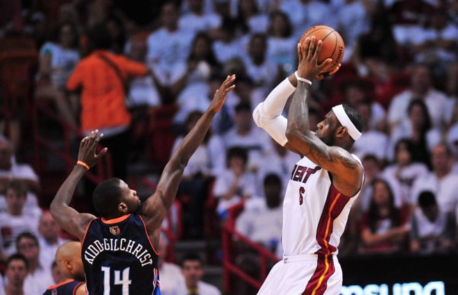 LeBron James arremessa contra a marcação de Michael Kidd-Gilchrist no triunfo do Heat sobre o Bobcats |