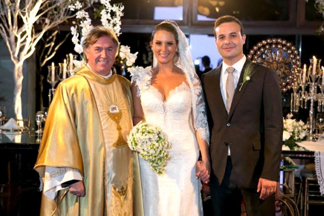 O salão de festas do Golfe do Graciosa Country Club foi cenário para a recepção do casamento de Paola Demeterco e Murilo Dallarmi Carneiro. No foto com os noivos, padre José Aparecido Pinto, diretor do Asilo São Vicente de Paulo, que os abençoou | 