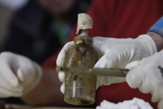 Garrafa com manuscritos apontava a existência de outra cápsula do tempo na Praça Tiradentes |