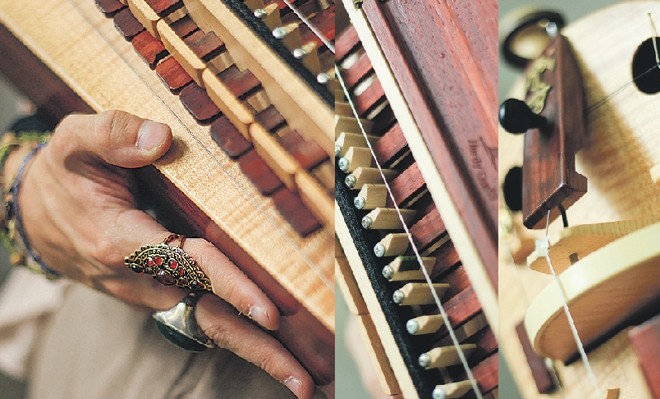 Viela de roda: cordas passam por dentro de uma caixa de teclas. Pressão do toque determina o timbre |