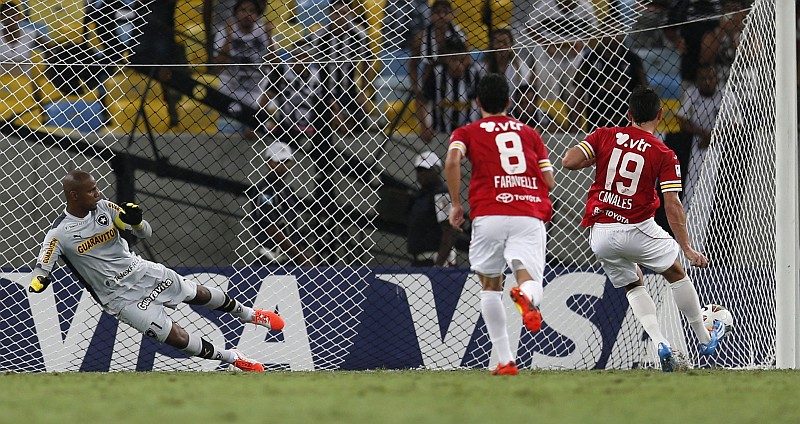 Canales bate o pênalti que deu a vitória da Unión Española sobre o Botafogo em pleno Maracanã | Sérgio Moraes / Reuters