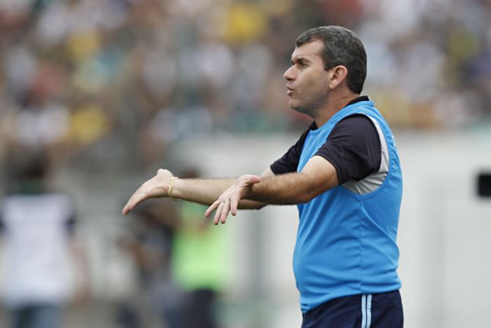 Técnico Claudio Tencati pode deixar o Londrina após três anos e a conquista do Paranaense | Felipe Rosa / Gazeta do Povo