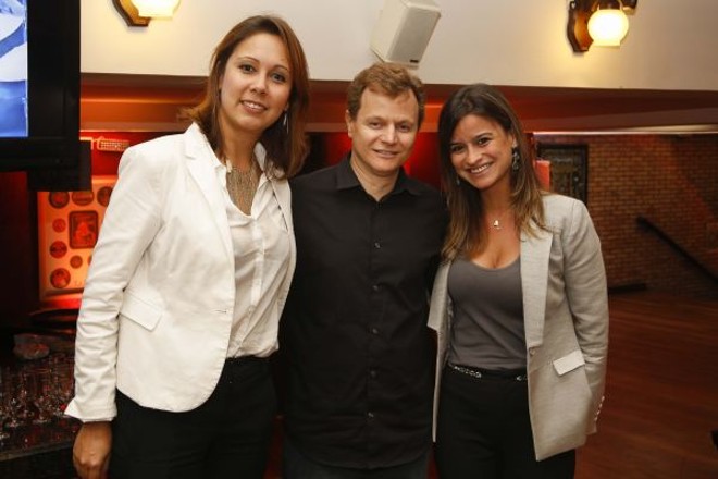 As convidadas Carolina Martins e Ana Clarissa Coelho (nas pontas) com o sócio da Bier Hoff, Valdecir Scopel, no evento de degustação do novo rótulo da microcervejaria curitibana, a Jerimoon, anteontem no Shopping Estação |