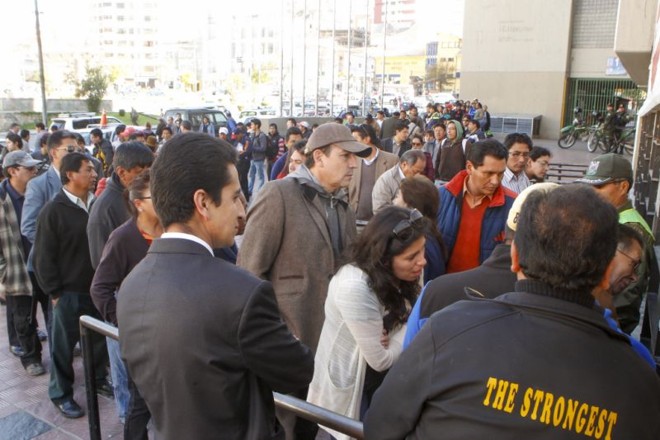 Espera chegou a cinco horas na frente do Estádio Hernando Siles | 