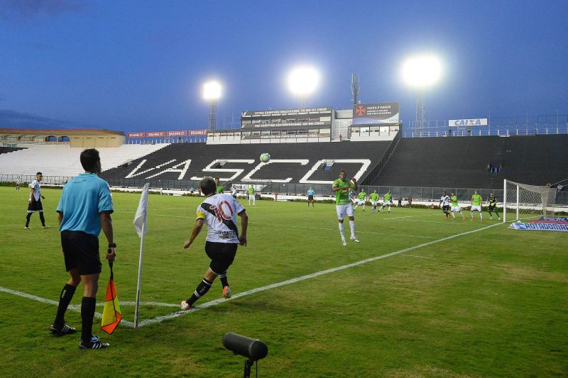 Douglas bate escanteio com São Januário vazio no empate entre Vasco e América-MG pela primeira rodada da Série B | Fernando Soutello / AGIF / Folhapress