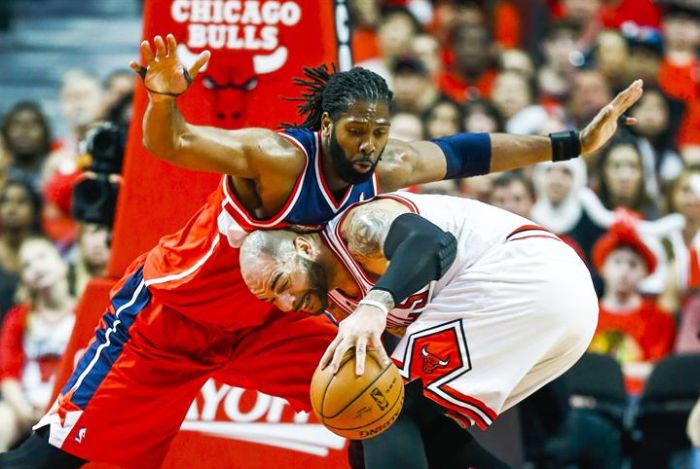 Nenê na marcação de Carlos Boozer: vitória sobre o Bulls deixa o Wizards à frente nos playoffs | Tannen Maury Corbis / EFE