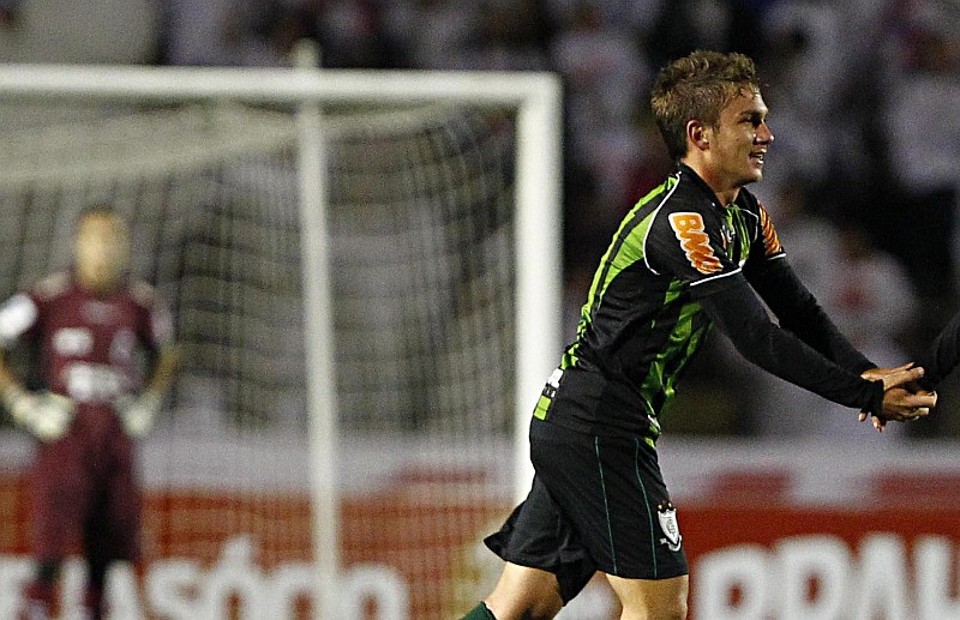 Bady, na imagem defendendo o América-MG na Série B de 2013, está fazendo exames médicos no Atlético | Albari Rosa / Gazeta do Povo