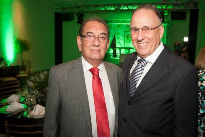 Marco Antônio Fatuch (à esq.) transmitiu o cargo de presidente do Sindicato Empresarial de Hospedagem e Alimentação para João Jacob Mehl, em evento concorrido, segunda-feira, no buffet Ilha do Mehl | 