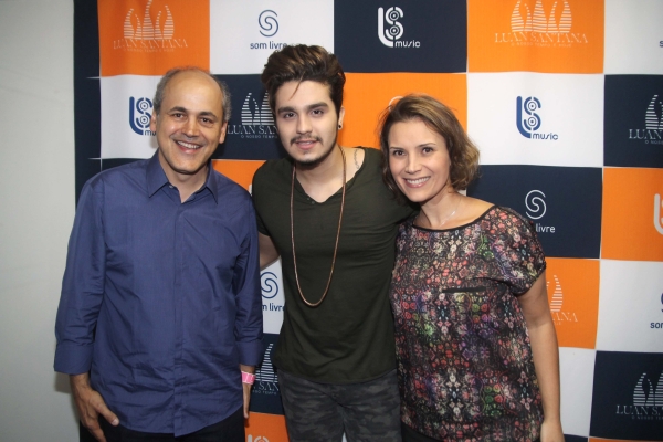 Gustavo Fruet e Marcia Olescowicz Fruet prestigiaram o Country Festival, sábado à noite, na Arena Expotrade, que teve público de 40 mil pessoas. O prefeito e sua mulher fizeram questão de cumprimentar o astro Luan Santana | Jader Rocha