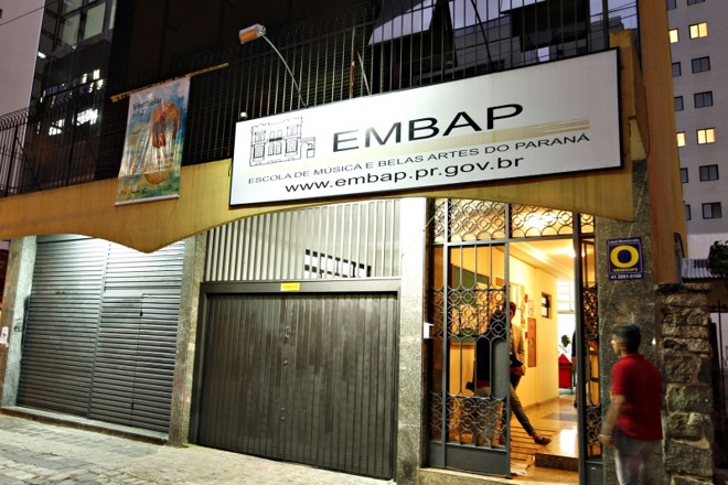 O prédio da escola na rua Benjamin Constant: sede fragmentada e com problemas |