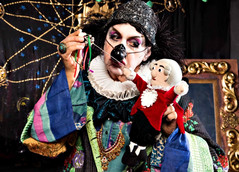 Elias Andreato como Salieri: compositor da corte sofre de inveja ao comparar seu trabalho com o do garoto-prodígio Mozart, em versão não autorizada por biógrafos | Divulgação