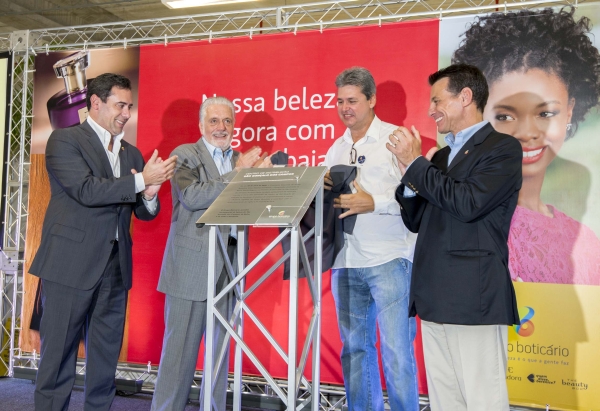 O governador da Bahia, Jacques Wagner (de cinza), e o prefeito de São Gonçalo dos Campos, Antônio Dessa Furão (de calça jeans), inauguraram o novo Centro de Distribuição do Grupo Boticário no município baiano. Com eles na foto, o presidente do grupo, Artur Grynbaum (à esq.), e o diretor executivo de Operações, Giuseppe Musella | Eduardo Moody
