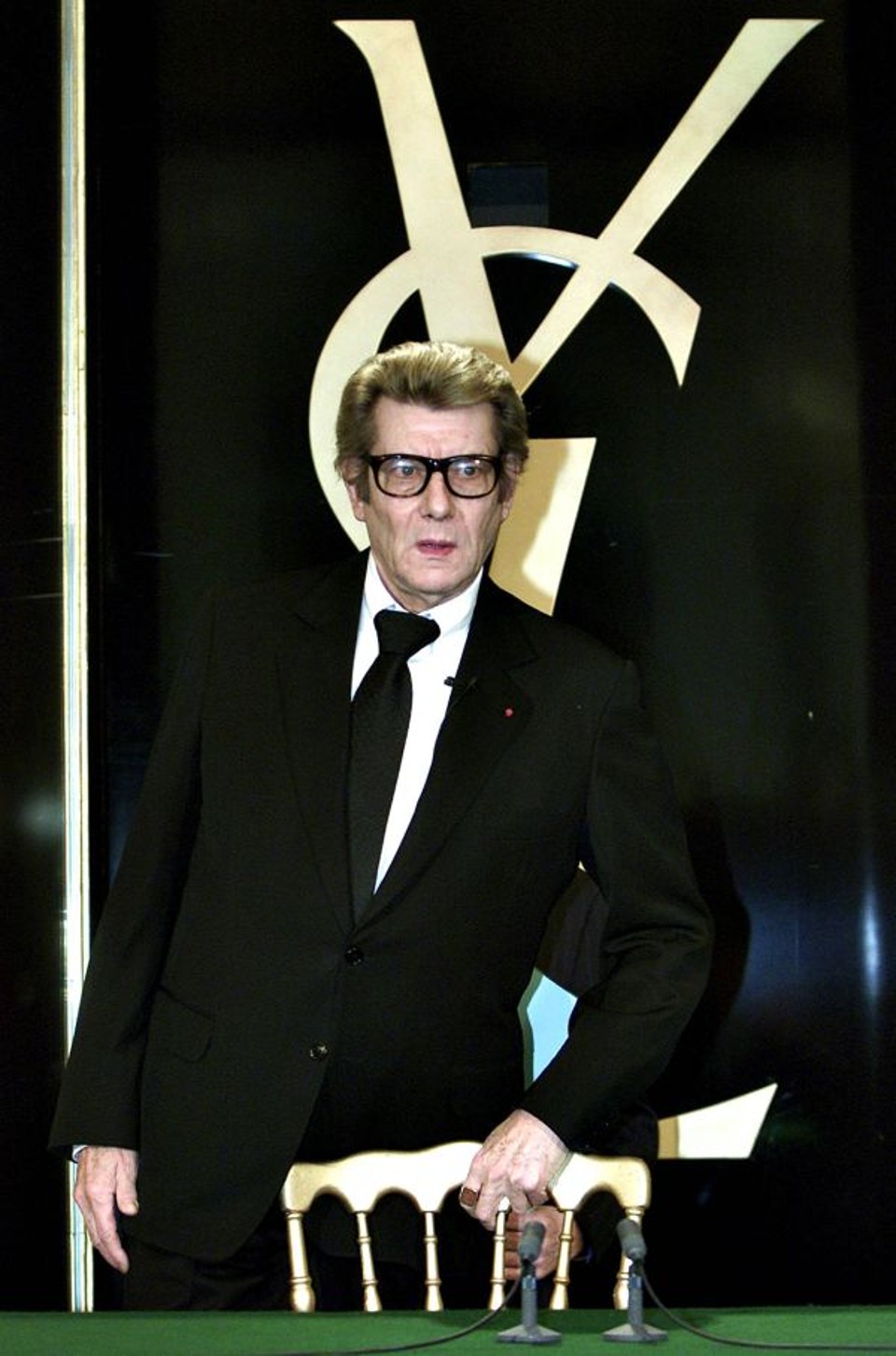Pipoca fashion: Será na próxima terça-feira (29) a exibição em Curitiba do filme Yves Saint Laurent, que conta a história do famoso estilista francês. A sessão, apenas para convidados, será às 19 horas, no Cinemark do Shopping Mueller. Serão servidos macarrons na entrada. Até agora, só São Paulo e Curitiba receberam autorização do distribuidor para fazer eventos em torno do filme. Na capital paulista, a cinebiografia de Monsieur St. Laurent foi exibida no Shopping JK | Philippe Wojazer