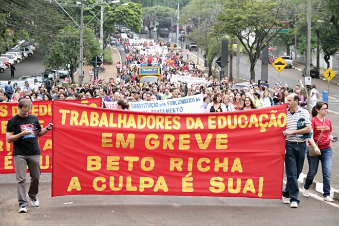 Em Foz do Iguaçu, professores também fizeram faixas contra o governador Beto Richa (PSDB) |