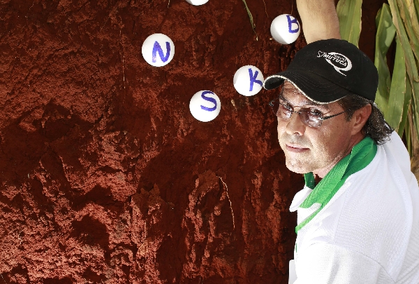 Produtor mostra espessura de solo fértil que evitou perdas | Lineu Filho/gazeta Do Povo