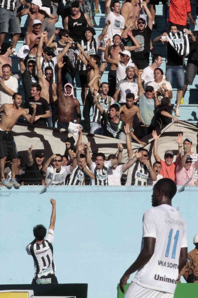 Gabriel Barcos comemora gol de empate do Maringá, ainda no primeiro tempo |