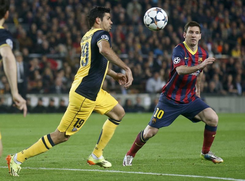 Diego Costa disputa jogada com Messi no duelo de terça-feira entre Atlético de Madrid e Barcelona pela Liga dos Campeões | Albert Gea / Reuters