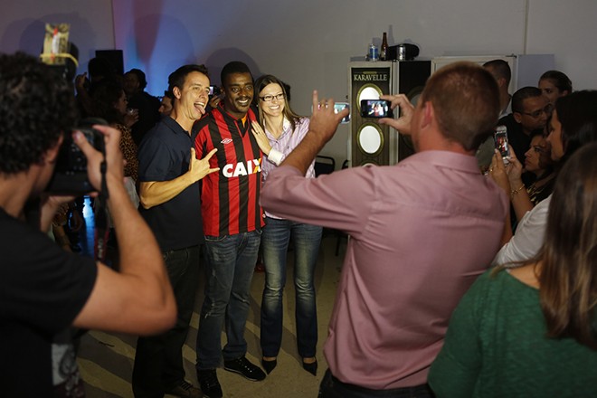 Depois do show, Seu Jorge atende cada um dos fãs que querem vê-lo no camarim | 